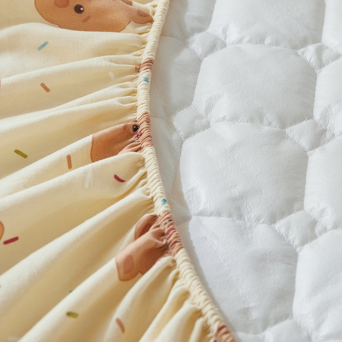 91家纺网 家纺一手货源 找家纺 舒居家纺 2026春夏新款夹棉防水印花单床笠 床笠单件 奥利奥小熊