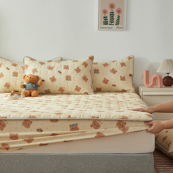 91家纺网 家纺一手货源 找家纺 舒居家纺 2026春夏新款夹棉防水印花单床笠 床笠单件 奥利奥小熊