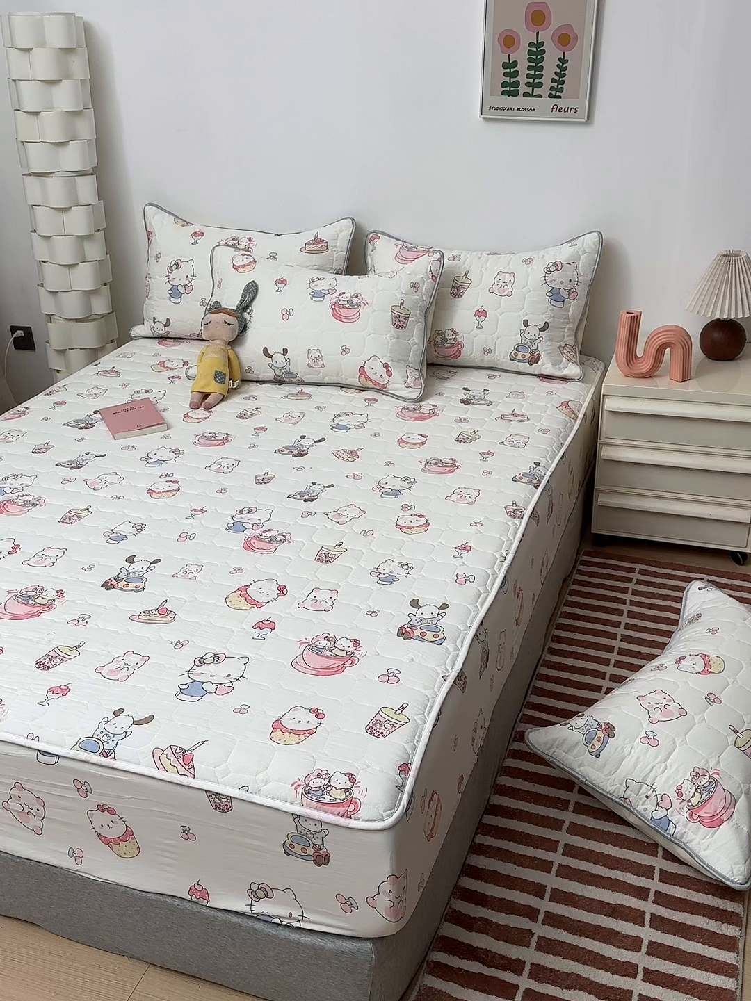 91家纺网 家纺一手货源 找家纺 舒居家纺 2026春夏新款夹棉防水印花单床笠 床笠单件 奶猫