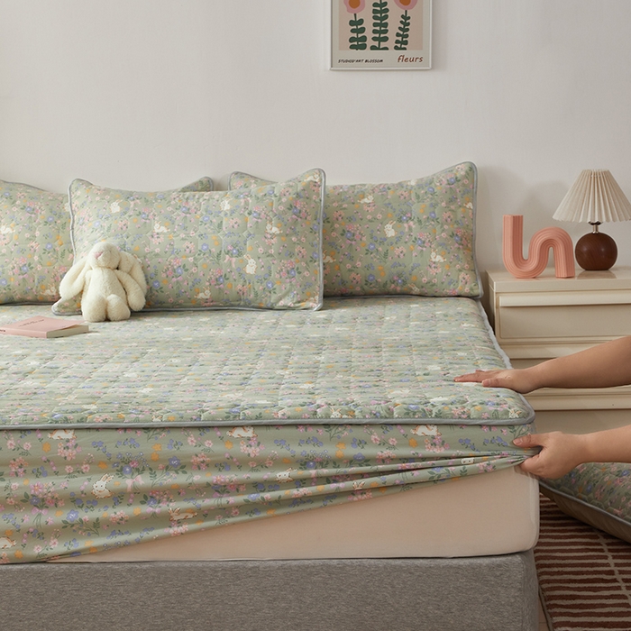 91家纺网 家纺一手货源 找家纺 舒居家纺 2026春夏新款夹棉防水印花单床笠 床笠单件 丝带飞飞兔