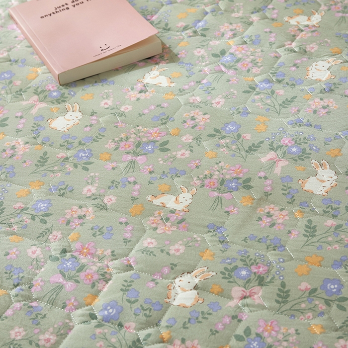 91家纺网 家纺一手货源 找家纺 舒居家纺 2026春夏新款夹棉防水印花单床笠 床笠单件 丝带飞飞兔