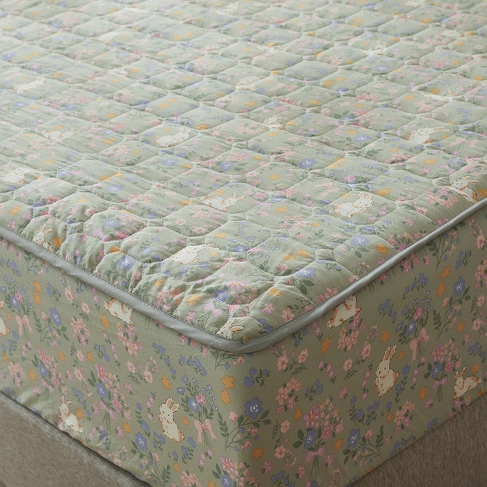 91家纺网 家纺一手货源 找家纺 舒居家纺 2026春夏新款夹棉防水印花单床笠 床笠单件 丝带飞飞兔