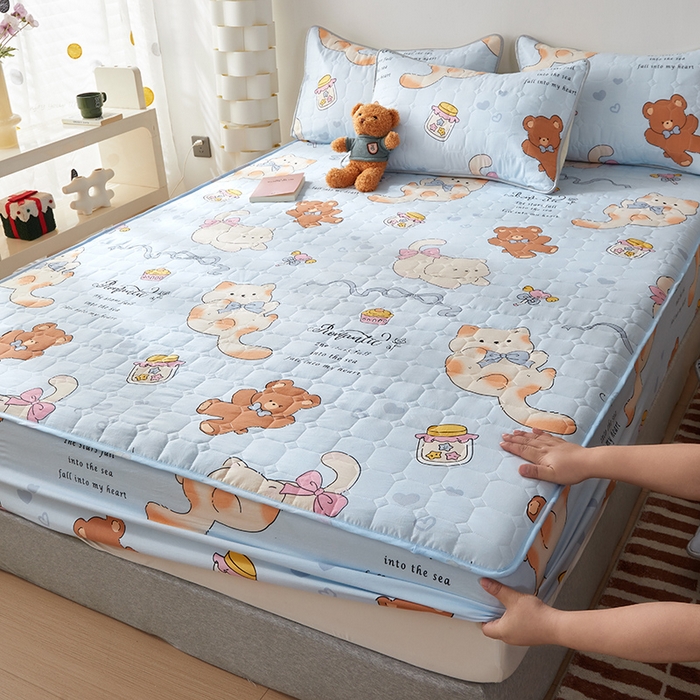 91家纺网 家纺一手货源 找家纺 舒居家纺 2026春夏新款夹棉防水印花单床笠 床笠单件 小猫逃离季