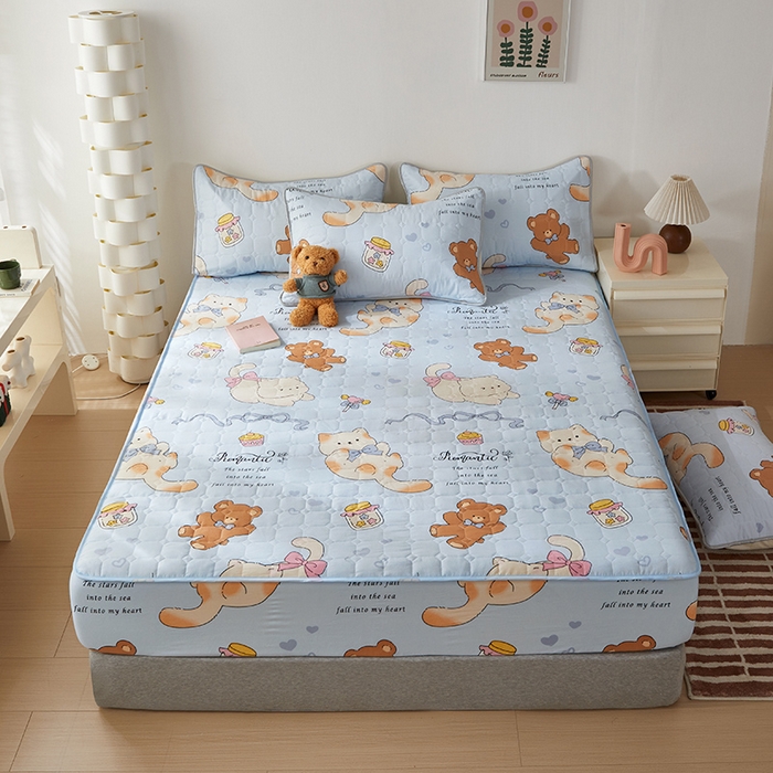 91家纺网 家纺一手货源 找家纺 舒居家纺 2026春夏新款夹棉防水印花单床笠 床笠单件 小猫逃离季