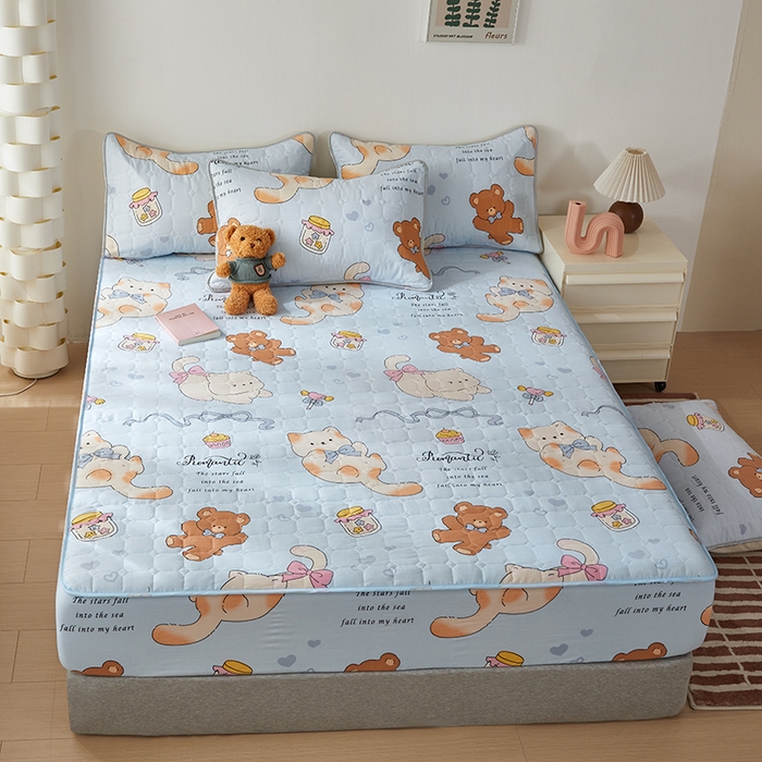 91家纺网 家纺一手货源 找家纺 舒居家纺 2026春夏新款夹棉防水印花单床笠 床笠单件 小猫逃离季