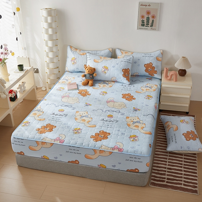 91家纺网 家纺一手货源 找家纺 舒居家纺 2026春夏新款夹棉防水印花单床笠 床笠单件 小猫逃离季