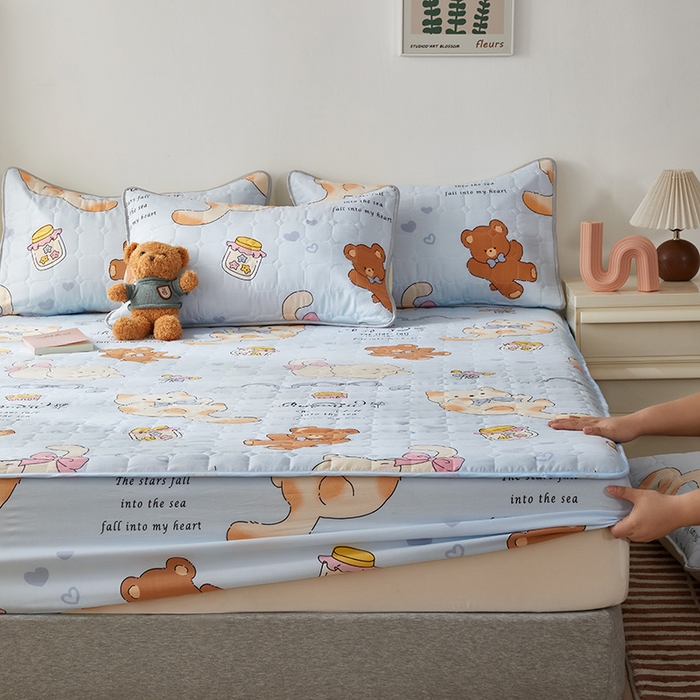 91家纺网 家纺一手货源 找家纺 舒居家纺 2026春夏新款夹棉防水印花单床笠 床笠单件 小猫逃离季