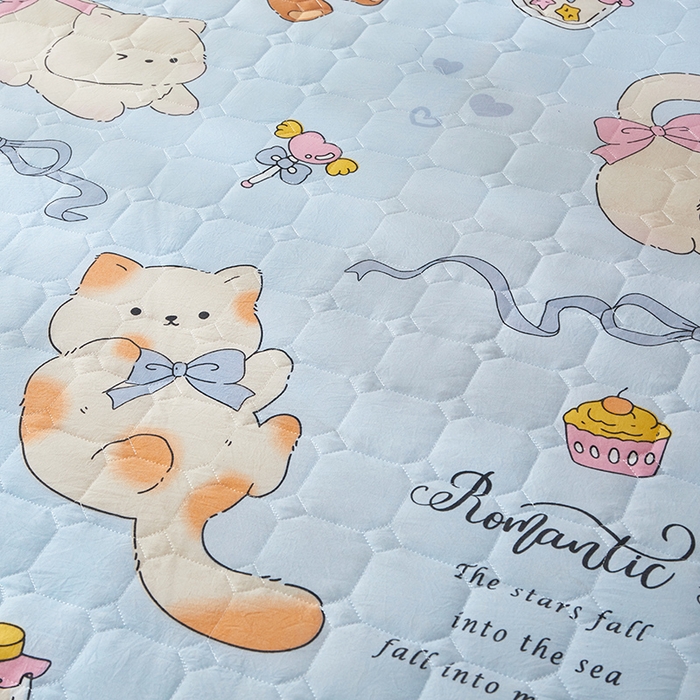 91家纺网 家纺一手货源 找家纺 舒居家纺 2026春夏新款夹棉防水印花单床笠 床笠单件 小猫逃离季