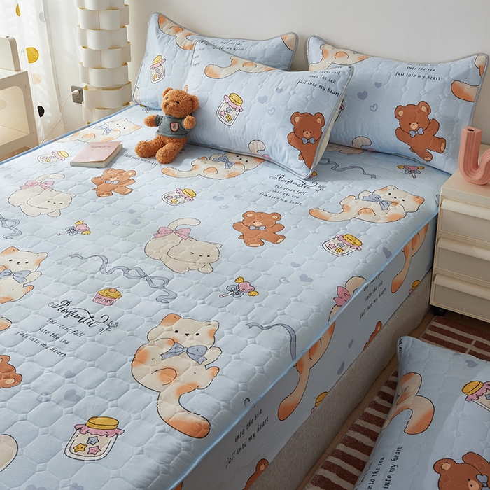 91家纺网 家纺一手货源 找家纺 舒居家纺 2026春夏新款夹棉防水印花单床笠 床笠单件 小猫逃离季