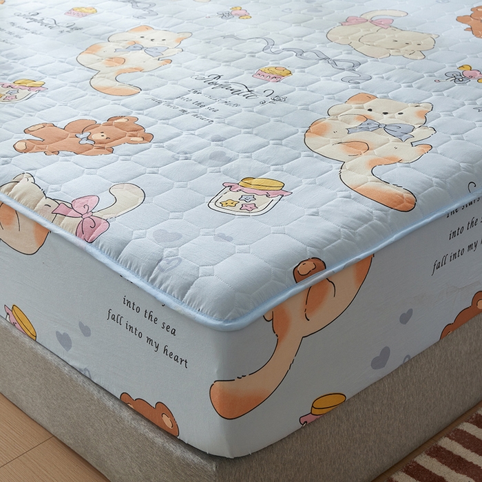 91家纺网 家纺一手货源 找家纺 舒居家纺 2026春夏新款夹棉防水印花单床笠 床笠单件 小猫逃离季