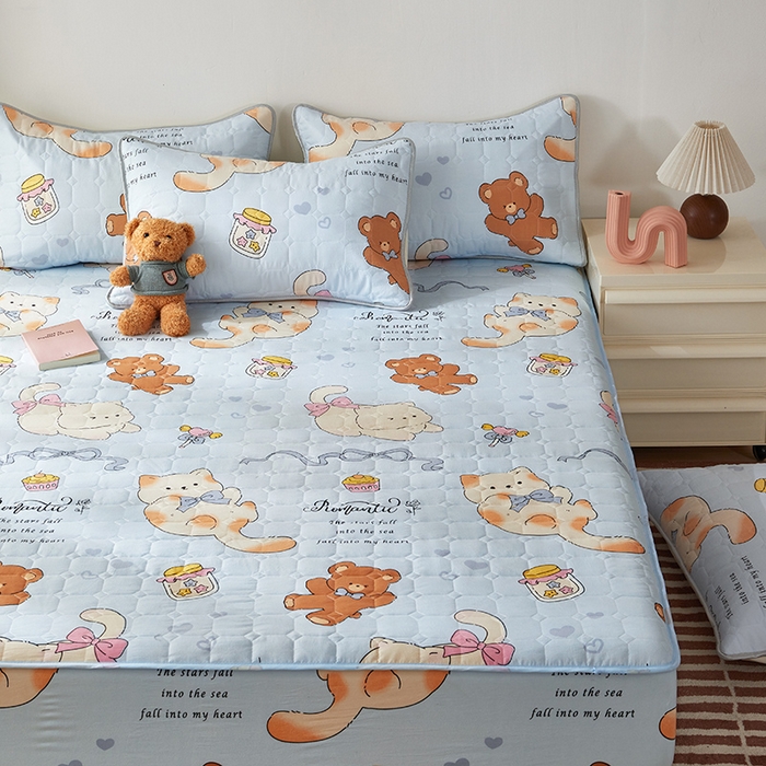 91家纺网 家纺一手货源 找家纺 舒居家纺 2026春夏新款夹棉防水印花单床笠 床笠单件 小猫逃离季