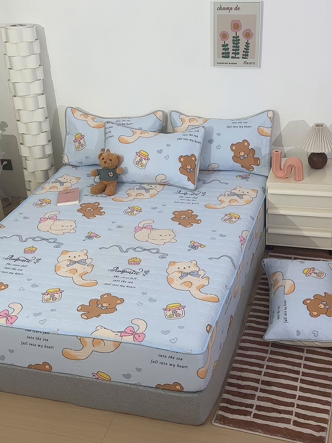 91家纺网 家纺一手货源 找家纺 舒居家纺 2026春夏新款夹棉防水印花单床笠 床笠单件 小猫逃离季