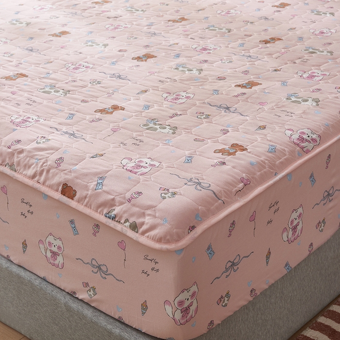 91家纺网 家纺一手货源 找家纺 舒居家纺 2026春夏新款夹棉防水印花单床笠 床笠单件 小猫线球