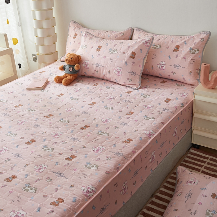 91家纺网 家纺一手货源 找家纺 舒居家纺 2026春夏新款夹棉防水印花单床笠 床笠单件 小猫线球