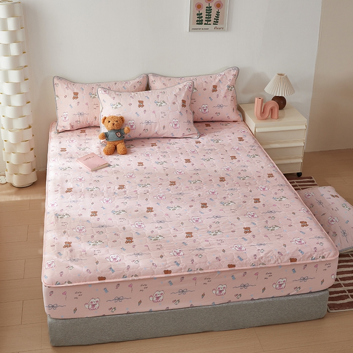 91家纺网 家纺一手货源 找家纺 舒居家纺 2026春夏新款夹棉防水印花单床笠 床笠单件 小猫线球