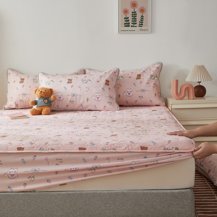 91家纺网 家纺一手货源 找家纺 舒居家纺 2026春夏新款夹棉防水印花单床笠 床笠单件 小猫线球