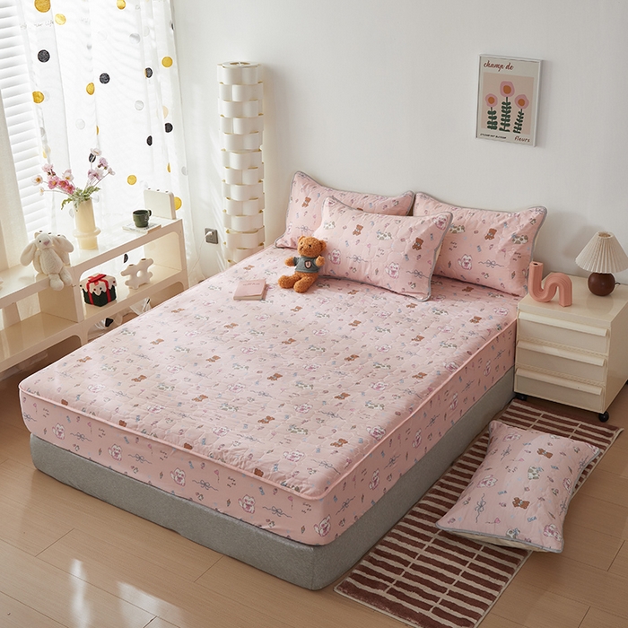 91家纺网 家纺一手货源 找家纺 舒居家纺 2026春夏新款夹棉防水印花单床笠 床笠单件 小猫线球