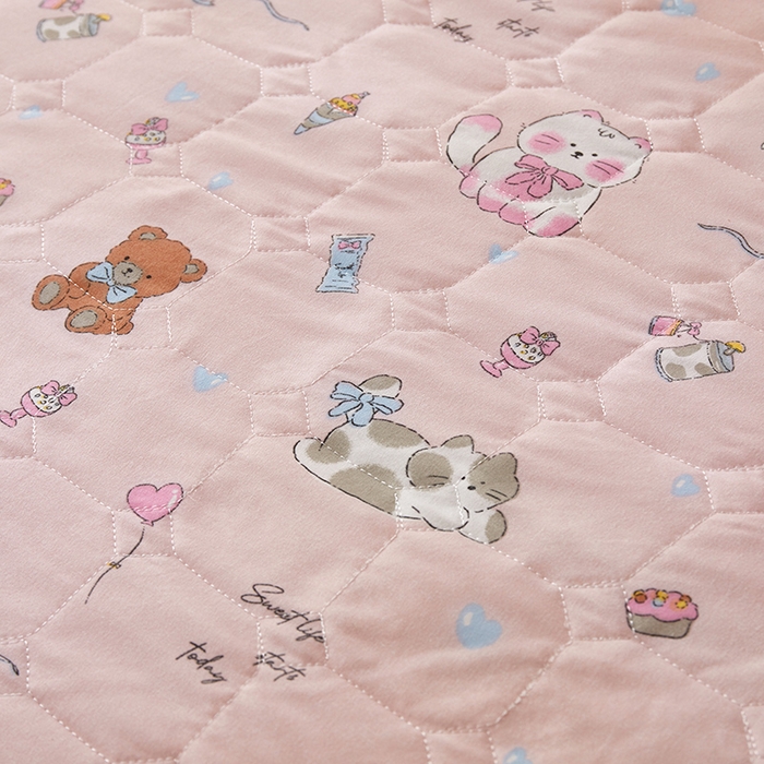 91家纺网 家纺一手货源 找家纺 舒居家纺 2026春夏新款夹棉防水印花单床笠 床笠单件 小猫线球