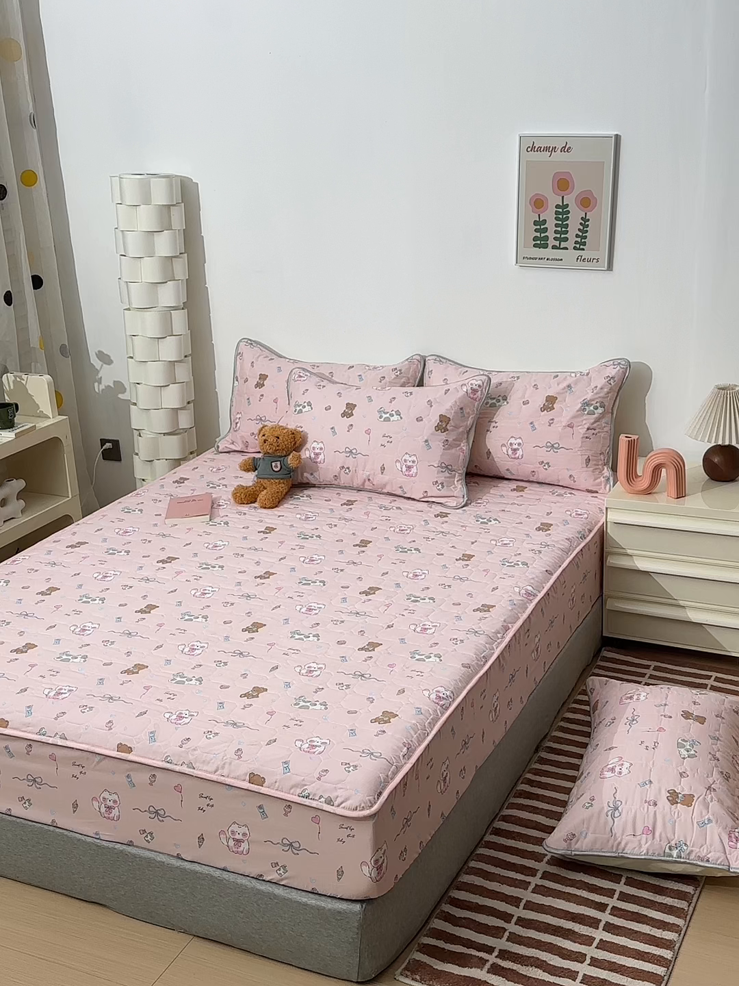 91家纺网 家纺一手货源 找家纺 舒居家纺 2026春夏新款夹棉防水印花单床笠 床笠单件 小猫线球