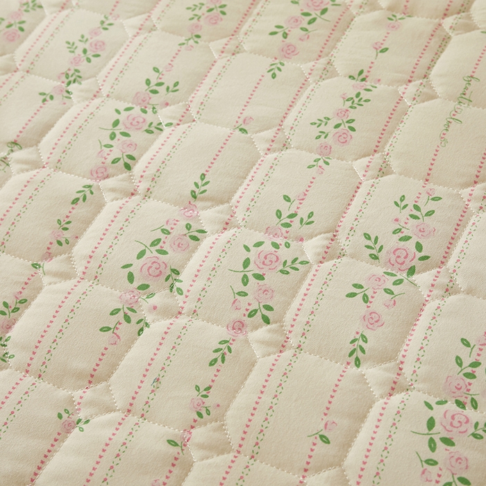 91家纺网 家纺一手货源 找家纺 舒居家纺 2026春夏新款夹棉防水印花单床笠 床笠单件 心跳回声