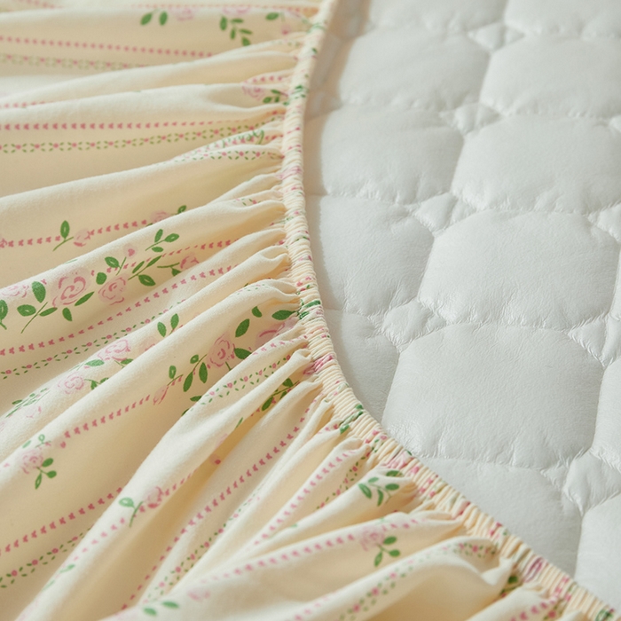 91家纺网 家纺一手货源 找家纺 舒居家纺 2026春夏新款夹棉防水印花单床笠 床笠单件 心跳回声