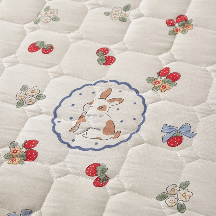 91家纺网 家纺一手货源 找家纺 舒居家纺 2026春夏新款夹棉防水印花单床笠 床笠单件 圆镜兔