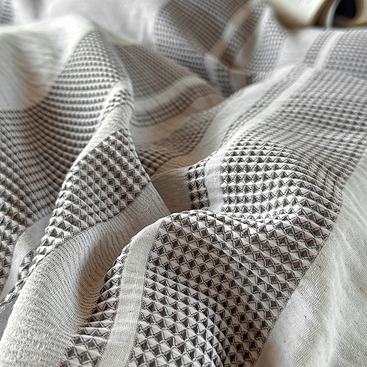 91家纺网 家纺一手货源 找家纺 缘生活 2026新款色织提花双层纱华夫格流苏四件套 双工艺流苏-银灰色