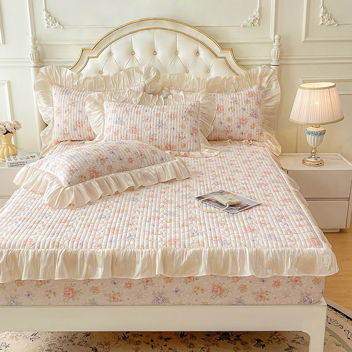 91家纺网 家纺一手货源 找家纺 宜凡家纺 2026新款全棉夹棉公主风床笠三件套 寻觅花季