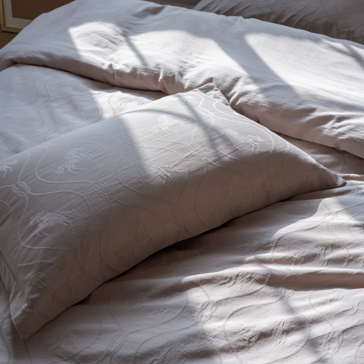 91家纺网 家纺一手货源 找家纺 8小时家纺 2026新款60支水洗浮雕立体提花四件套 爱玛