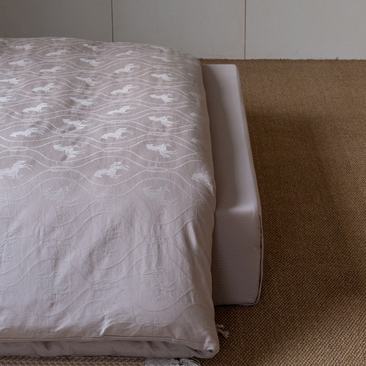 91家纺网 家纺一手货源 找家纺 8小时家纺 2026新款60支水洗浮雕立体提花四件套 爱玛