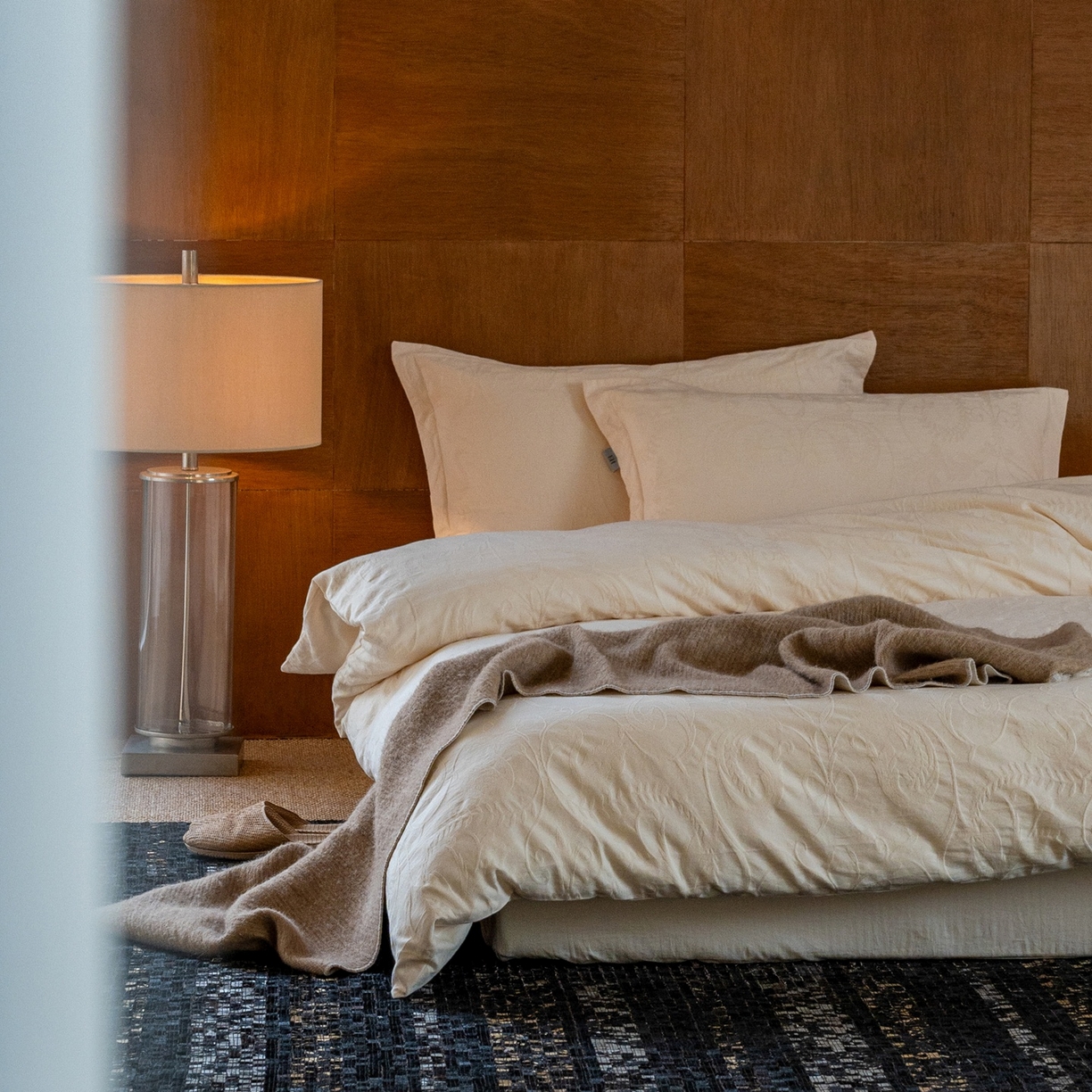 91家纺网 家纺一手货源 找家纺 8小时家纺 2026新款60支水洗浮雕立体提花四件套 浮生白