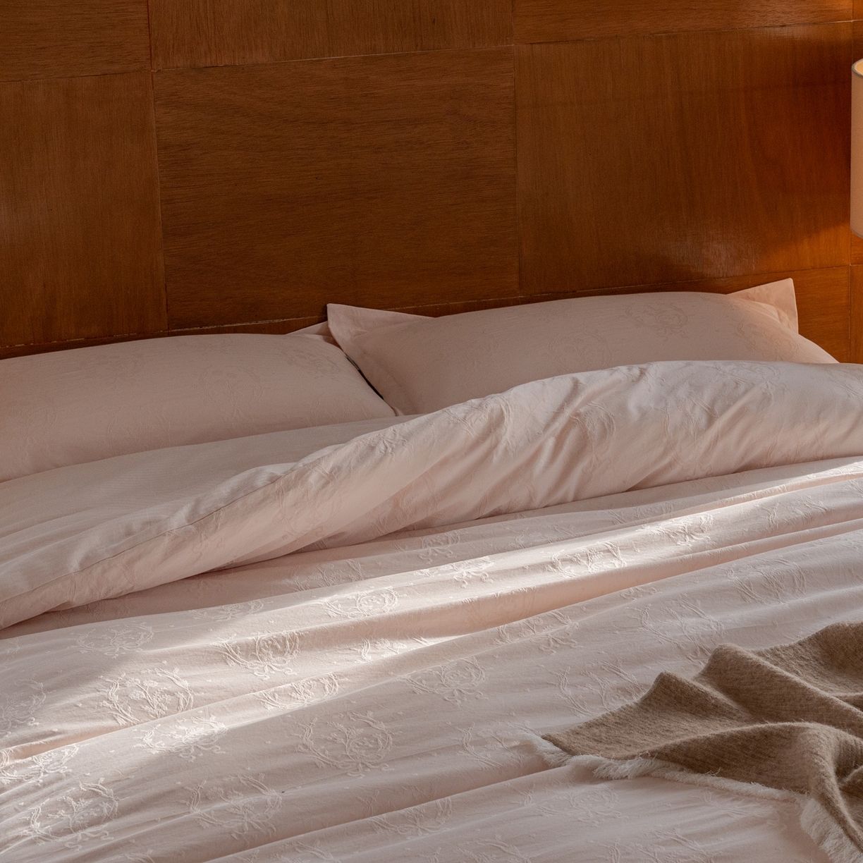 91家纺网 家纺一手货源 找家纺 8小时家纺 2026新款60支水洗浮雕立体提花四件套 时光里