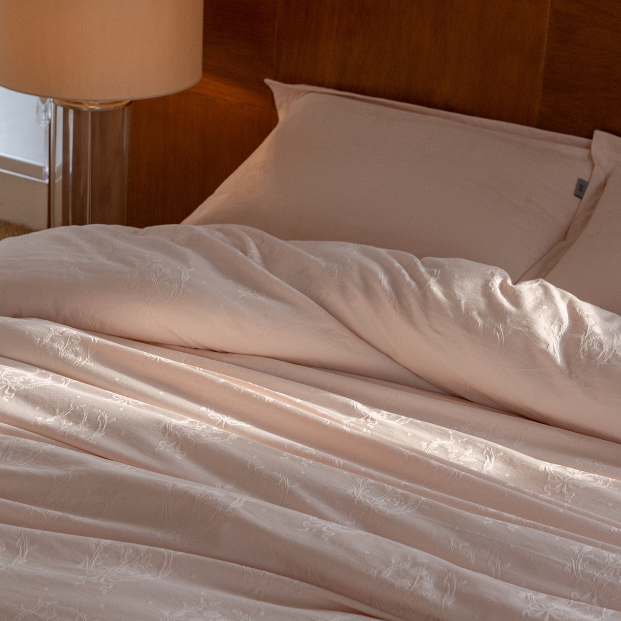 91家纺网 家纺一手货源 找家纺 8小时家纺 2026新款60支水洗浮雕立体提花四件套 时光里