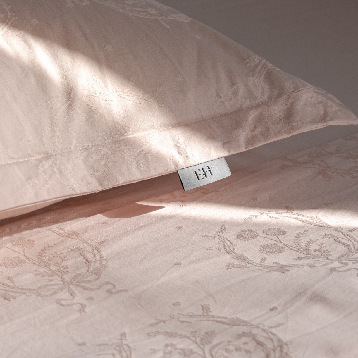 91家纺网 家纺一手货源 找家纺 8小时家纺 2026新款60支水洗浮雕立体提花四件套 时光里