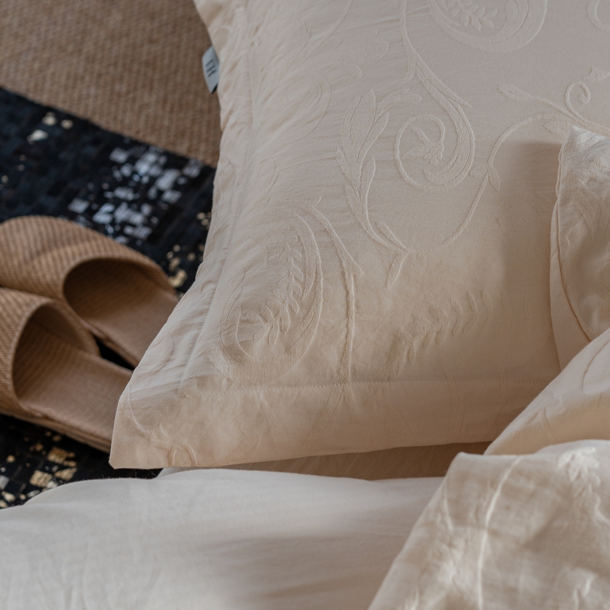 91家纺网 家纺一手货源 找家纺 8小时家纺 2026新款60支水洗浮雕立体提花四件套 浮生白