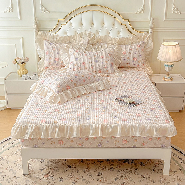 91家纺网 家纺一手货源 找家纺 宜凡家纺 2026新款全棉夹棉公主风床笠四件套 寻觅花季