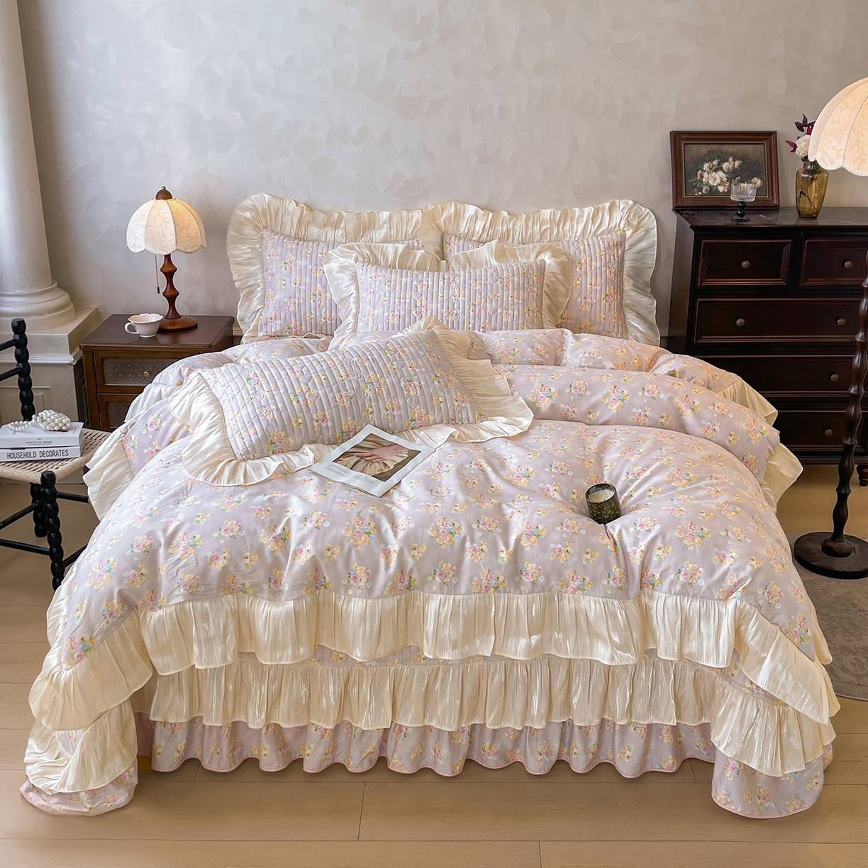 91家纺网 家纺一手货源 找家纺 宜凡家纺 2026新款全棉印花公主风夹棉床盖三件套 木槿