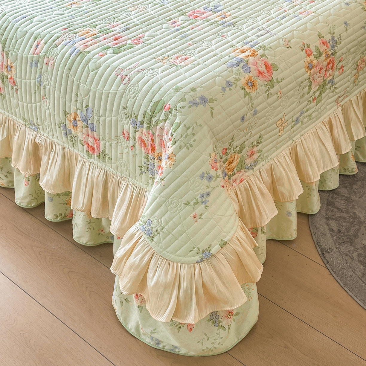 91家纺网 家纺一手货源 找家纺 宜凡家纺 2026新款全棉印花公主风夹棉床盖三件套 可颂