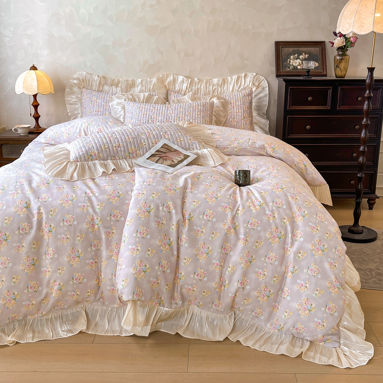 91家纺网 家纺一手货源 找家纺 宜凡家纺 2026新款全棉印花公主风夹棉床盖三件套 木槿