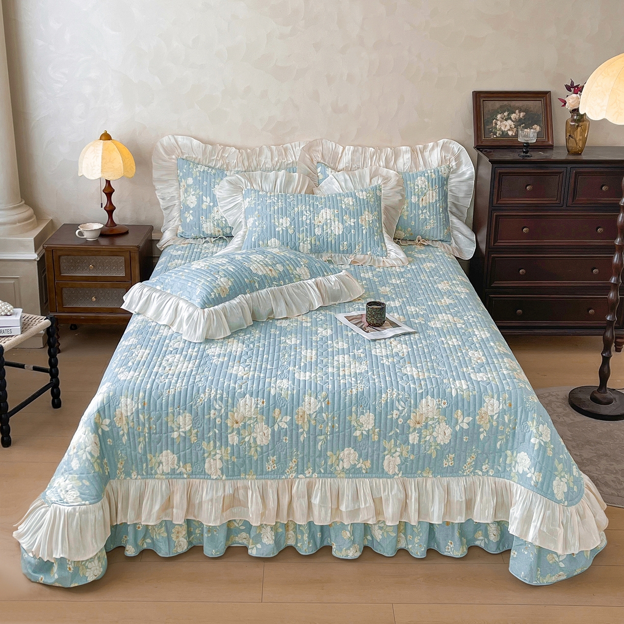 91家纺网 家纺一手货源 找家纺 宜凡家纺 2026新款全棉印花公主风夹棉床盖三件套 乔屿