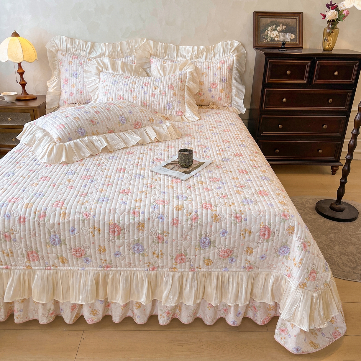 91家纺网 家纺一手货源 找家纺 宜凡家纺 2026新款全棉印花公主风夹棉床盖三件套 梦娜