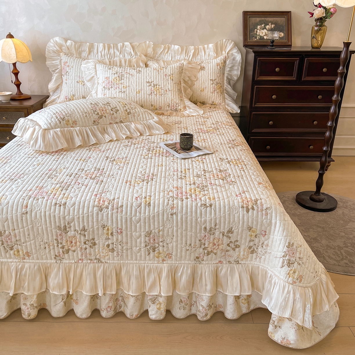 91家纺网 家纺一手货源 找家纺 宜凡家纺 2026新款全棉印花公主风夹棉床盖三件套 逐梦