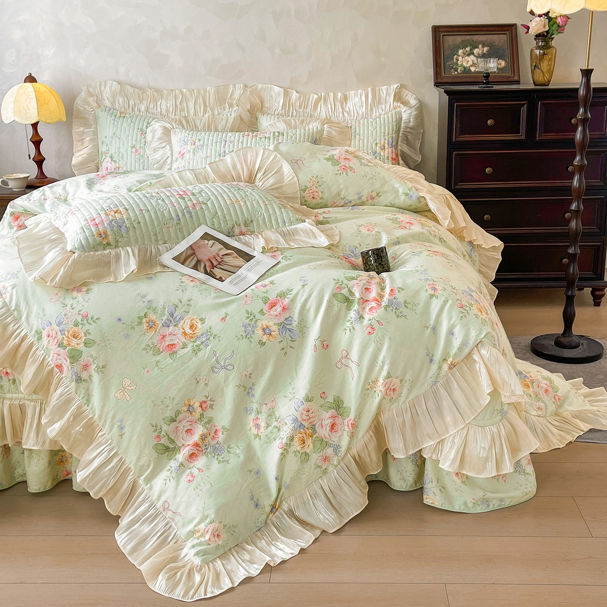 91家纺网 家纺一手货源 找家纺 宜凡家纺 2026新款全棉印花公主风夹棉床盖三件套 可颂