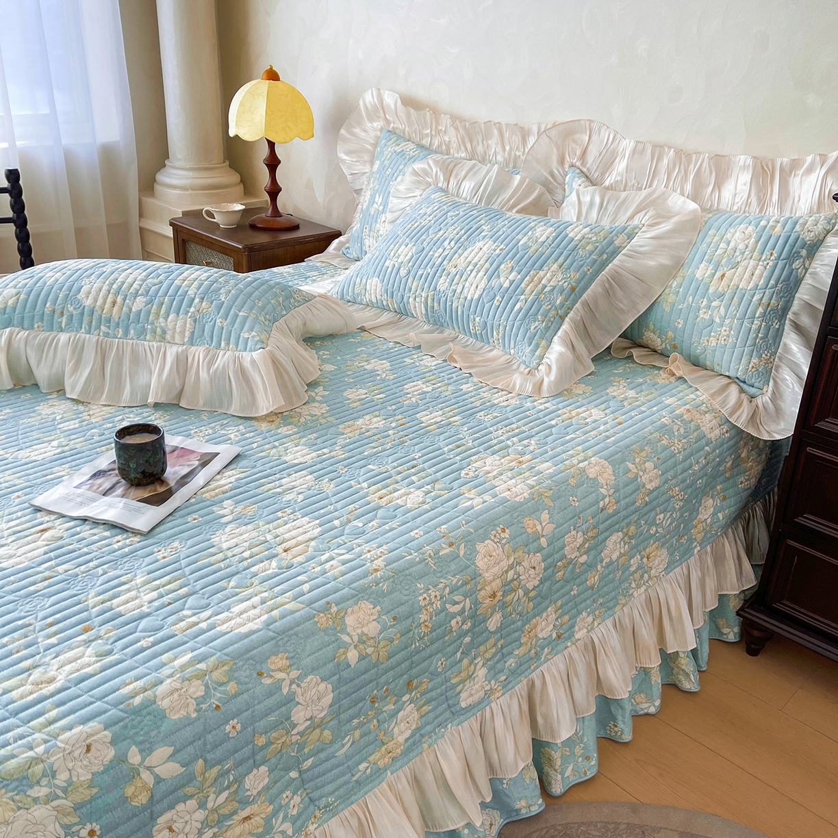 91家纺网 家纺一手货源 找家纺 宜凡家纺 2026新款全棉印花公主风夹棉床盖三件套 乔屿