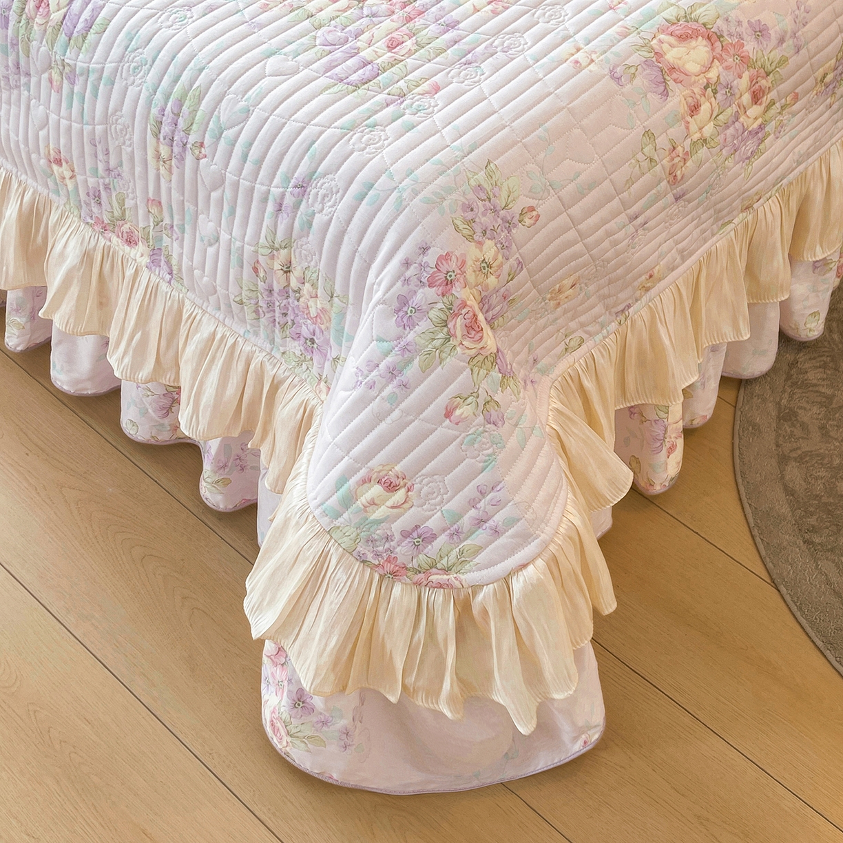 91家纺网 家纺一手货源 找家纺 宜凡家纺 2026新款全棉印花公主风夹棉床盖三件套 假日