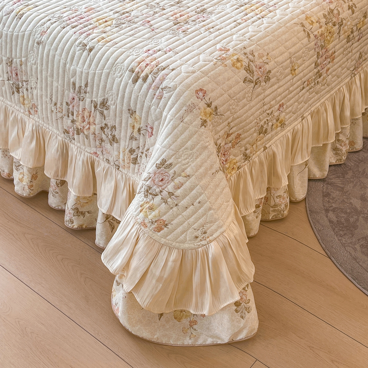 91家纺网 家纺一手货源 找家纺 宜凡家纺 2026新款全棉印花公主风夹棉床盖三件套 逐梦