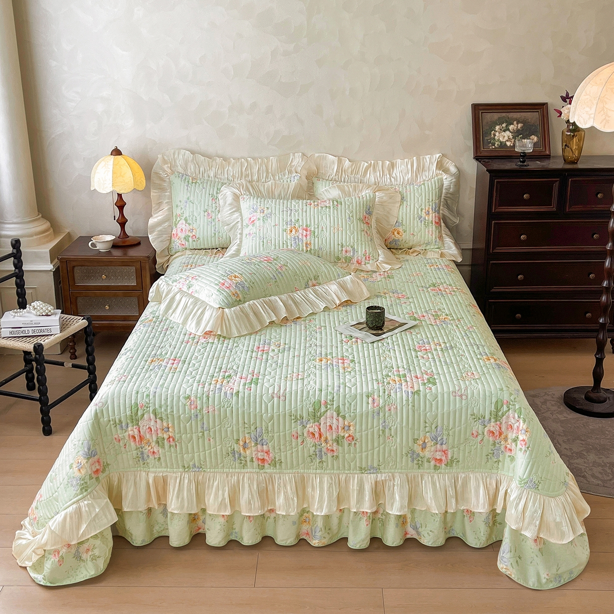 91家纺网 家纺一手货源 找家纺 宜凡家纺 2026新款全棉印花公主风夹棉床盖三件套 可颂