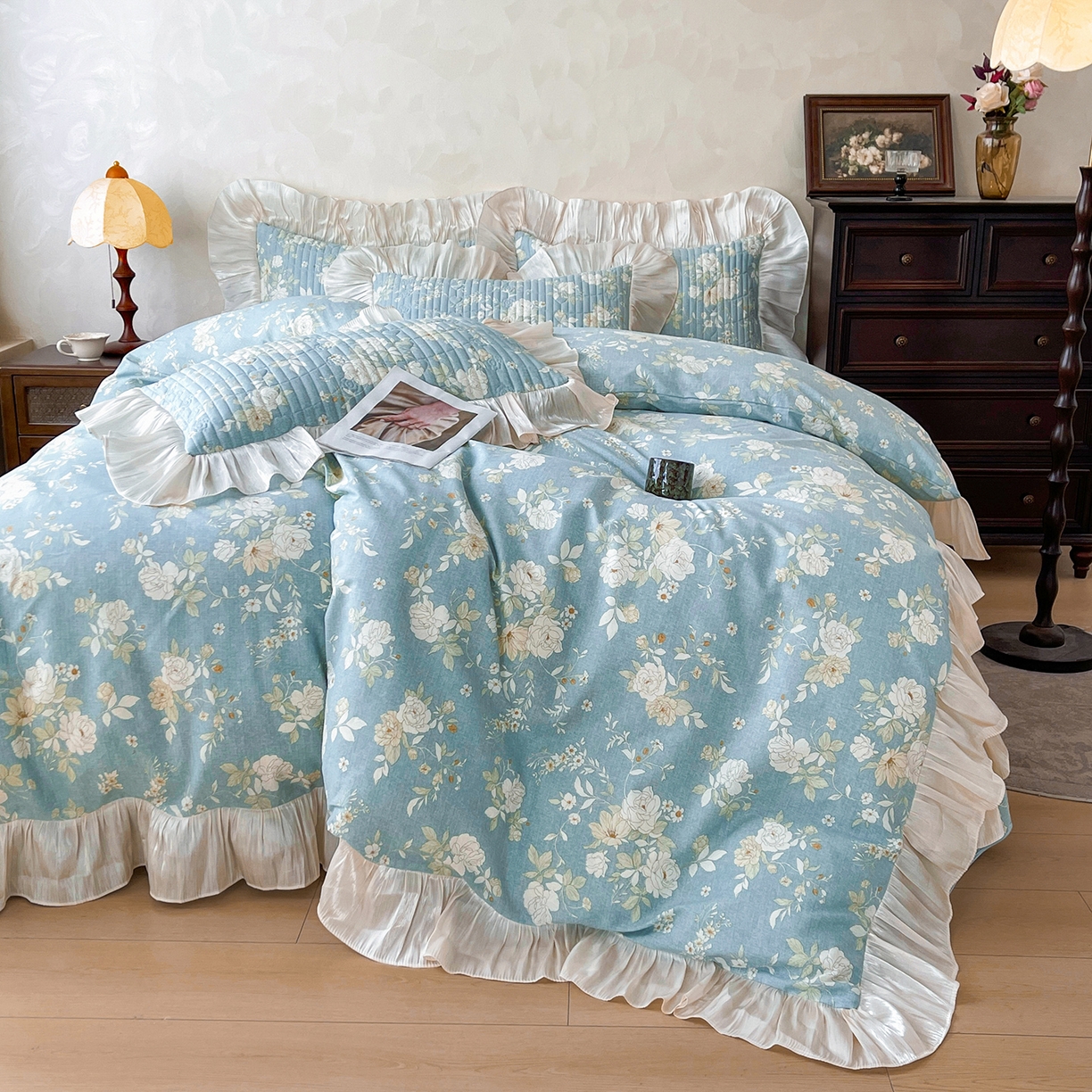 91家纺网 家纺一手货源 找家纺 宜凡家纺 2026新款全棉印花公主风夹棉床盖三件套 乔屿