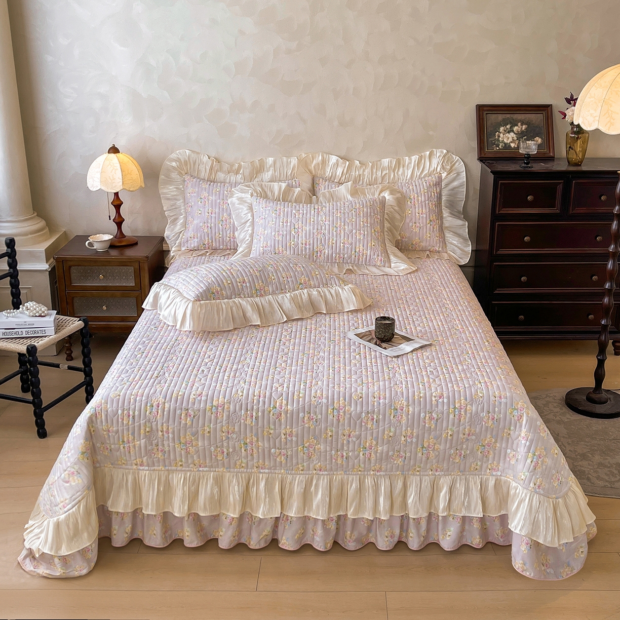 91家纺网 家纺一手货源 找家纺 宜凡家纺 2026新款全棉印花公主风夹棉床盖三件套 木槿