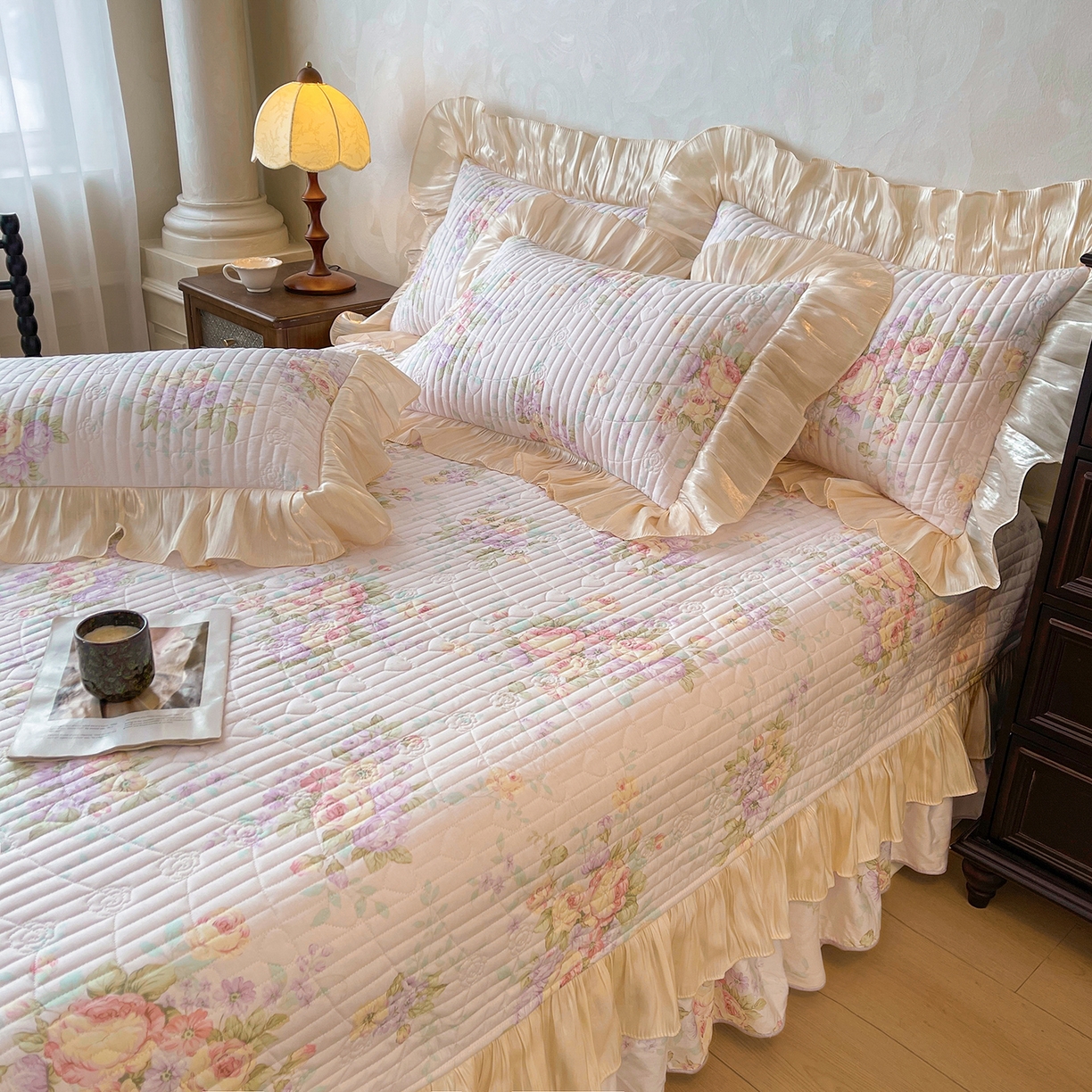 91家纺网 家纺一手货源 找家纺 宜凡家纺 2026新款全棉印花公主风夹棉床盖三件套 假日